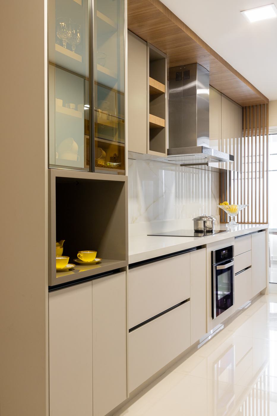 Cozinha linear off-white com cristaleira de vidro, nicho e forro amadeirado
